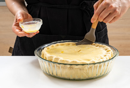 Фото шага рецепта Пирог с копченой курицей и сельдереем 190684 шаг 9