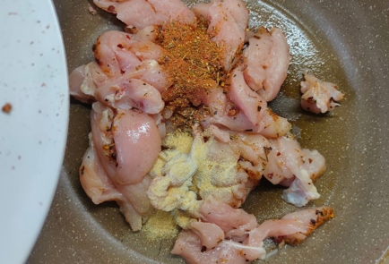 Фото шага рецепта Пирог с пряной курицей и пекинской капустой 175480 шаг 5  