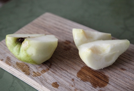 Фото шага рецепта Пирог с сыром камамбер и грушей 173332 шаг 4  