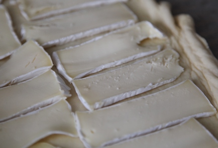 Фото шага рецепта Пирог с сыром камамбер и грушей 173332 шаг 7  