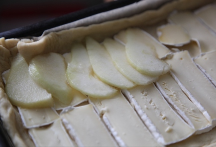 Фото шага рецепта Пирог с сыром камамбер и грушей 173332 шаг 8  