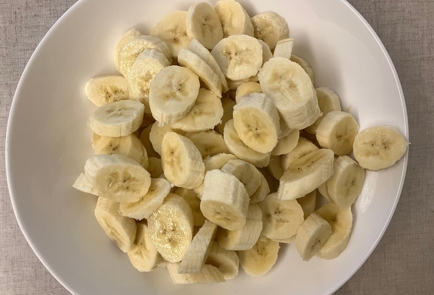 Фото шага рецепта Пирог со сливами бананами и яблоками 175474 шаг 4  