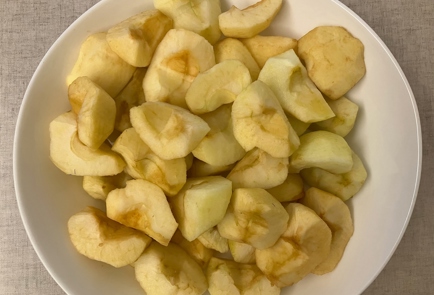 Фото шага рецепта Пирог со сливами бананами и яблоками 175474 шаг 6  