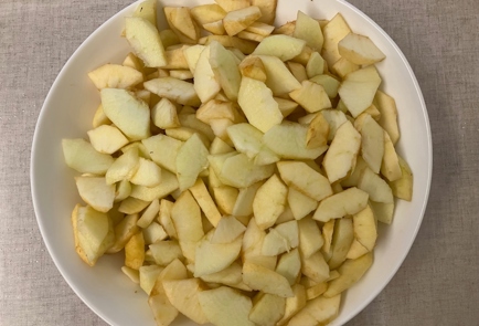 Фото шага рецепта Пирог со сливами бананами и яблоками 175474 шаг 7  