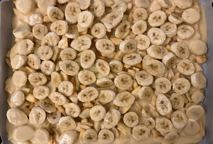 Фото шага рецепта Пирог со сливами бананами и яблоками 175474 шаг 9  