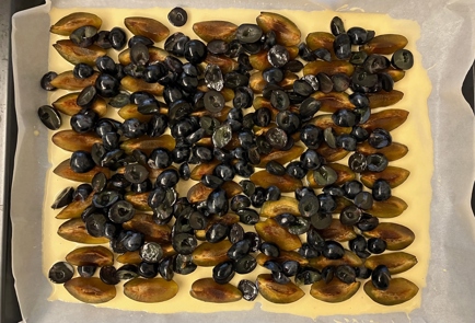 Фото шага рецепта Пирог со сливами и виноградом 175108 шаг 9  