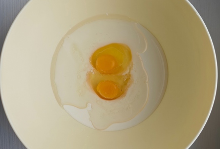 Фото шага рецепта Пирожки с луком и яйцом в духовке 175490 шаг 4  