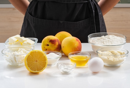 Фото шага рецепта Простой пирог с творогом и персиками 174484 шаг 1  