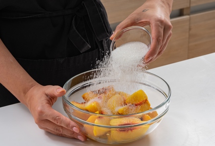 Фото шага рецепта Простой пирог с творогом и персиками 174484 шаг 10  