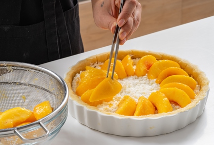 Фото шага рецепта Простой пирог с творогом и персиками 174484 шаг 14  