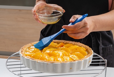 Фото шага рецепта Простой пирог с творогом и персиками 174484 шаг 16  
