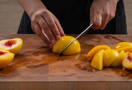 Фото шага рецепта Простой пирог с творогом и персиками 174484 шаг 9  