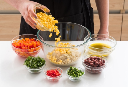 Фото шага рецепта Протеиновый салат с киноа и фасолью 152054 шаг 6  
