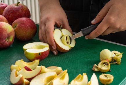 Фото шага рецепта Прозрачное варенье из яблок и кизила 151344 шаг 1  