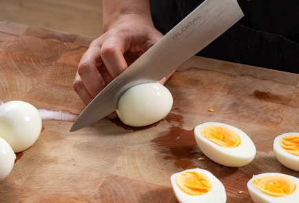 Фото шага рецепта Пряные фаршированные яйца с томатной начинкой 175398 шаг 4  