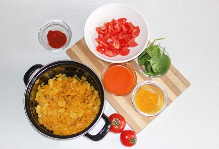 Фото шага рецепта Рагу из курицы с красным пальмовым маслом и шпинатом 126606 шаг 7  