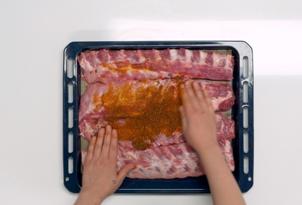 Как вкусно запечь свиные ребрышки в фольге в духовке?