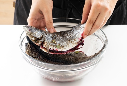 Фото шага рецепта Речная рыба в пряном смородиновом рассоле 151204 шаг 10  