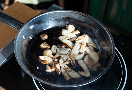 Фото шага рецепта Ризотто с белыми грибами Кристиана Лоренцини 138607 шаг 2  