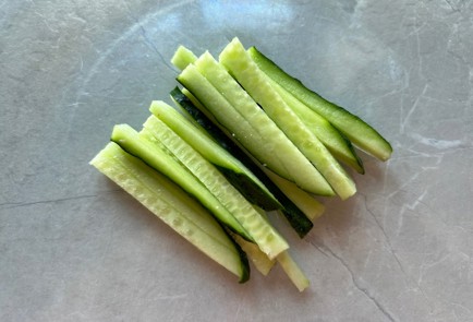 Фото шага рецепта Ролл с салатными листьями 186556 шаг 3  