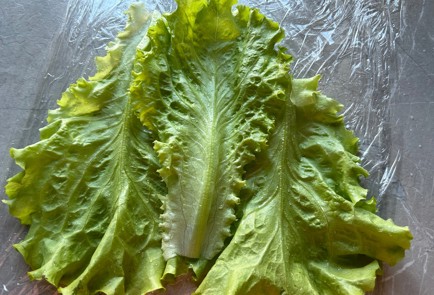 Фото шага рецепта Ролл с салатными листьями 186556 шаг 6  