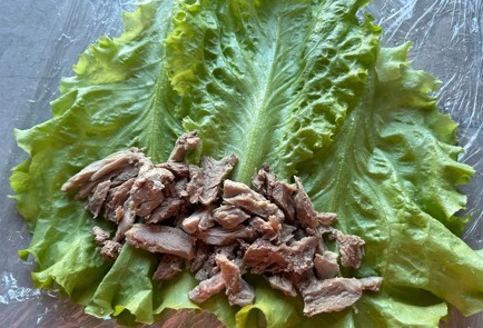 Фото шага рецепта Ролл с салатными листьями 186556 шаг 7  