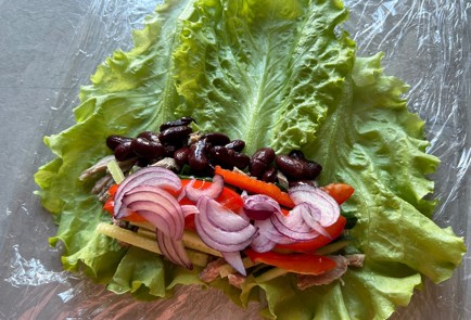 Фото шага рецепта Ролл с салатными листьями 186556 шаг 8  