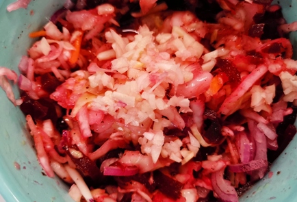 Фото шага рецепта Розовый салат из квашеной капусты с горчичным маслом 152869 шаг 10  