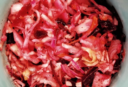Фото шага рецепта Розовый салат из квашеной капусты с горчичным маслом 152869 шаг 11  