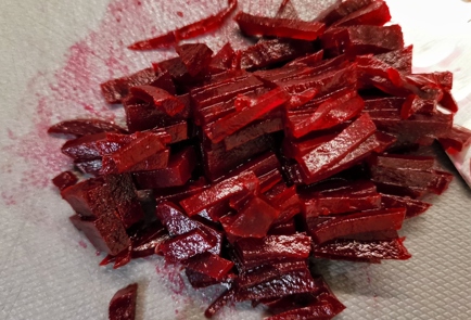 Фото шага рецепта Розовый салат из квашеной капусты с горчичным маслом 152869 шаг 3  