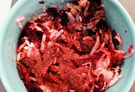Фото шага рецепта Розовый салат из квашеной капусты с горчичным маслом 152869 шаг 5  