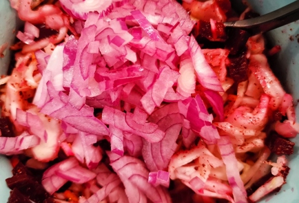 Фото шага рецепта Розовый салат из квашеной капусты с горчичным маслом 152869 шаг 9  