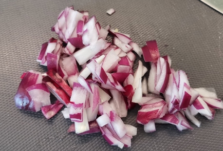 Фото шага рецепта Розовый салат из квашеной капусты с луком и свеклой 152316 шаг 3  