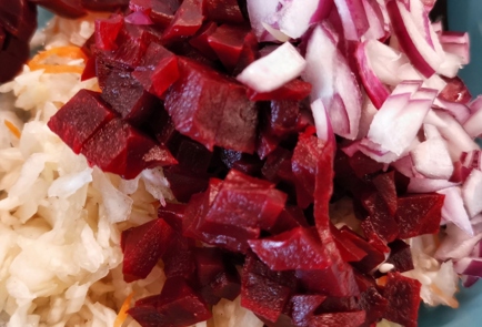 Фото шага рецепта Розовый салат из квашеной капусты с луком и свеклой 152316 шаг 5  