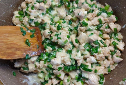 Фото шага рецепта Рулет с курицей яйцом и зеленым луком 176188 шаг 10  