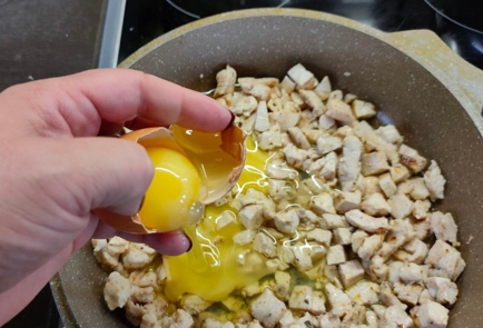 Фото шага рецепта Рулет с курицей яйцом и зеленым луком 176188 шаг 7  