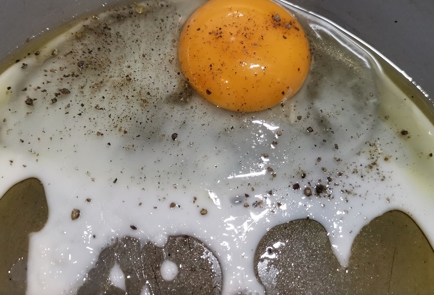 Фото шага рецепта Рулетик из ветчины с яйцом 173712 шаг 2  