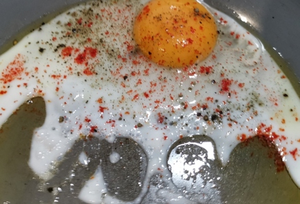 Фото шага рецепта Рулетик из ветчины с яйцом 173712 шаг 3  
