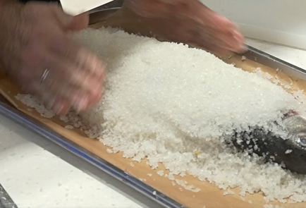 Фото шага рецепта Рыба в соли с соусом аквапацца 151564 шаг 6  