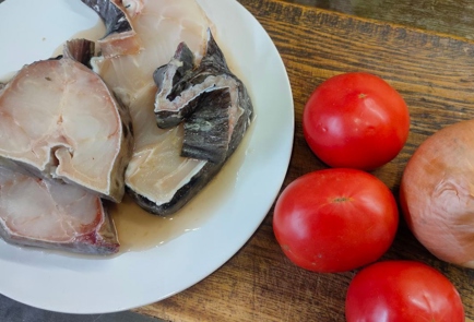 Фото шага рецепта Рыба зубатка запеченная с помидорами и луком 175453 шаг 1  