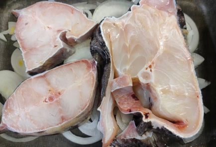 Фото шага рецепта Рыба зубатка запеченная с помидорами и луком 175453 шаг 5  