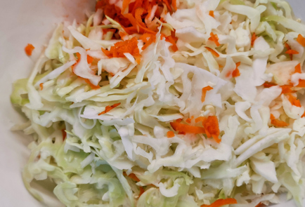 Фото шага рецепта Салат айсберг с морковью и ароматным маслом 151958 шаг 1  