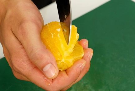 Фото шага рецепта Салат из апельсина с зеленым горошком 93777 шаг 2  