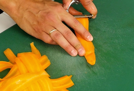 Фото шага рецепта Салат из апельсина с зеленым горошком 93777 шаг 3  