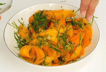 Фото шага рецепта Салат из апельсина с зеленым горошком 93777 шаг 4  