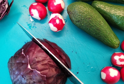 Фото шага рецепта Салат из авокадо и красной капусты со сметаной 152836 шаг 1  
