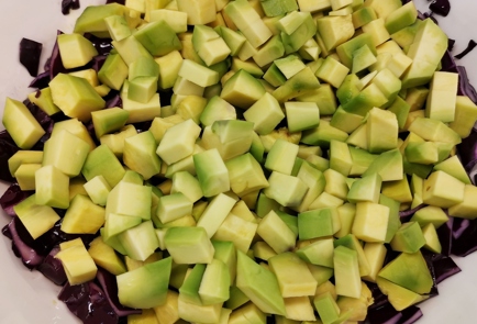 Фото шага рецепта Салат из авокадо и красной капусты со сметаной 152836 шаг 5  