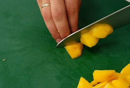 Фото шага рецепта Салат из авокадо персика и редиса 93381 шаг 2  