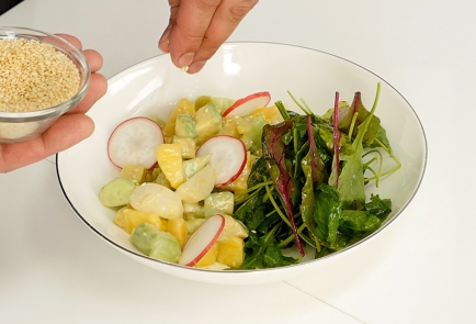 Фото шага рецепта Салат из авокадо персика и редиса 93381 шаг 4  