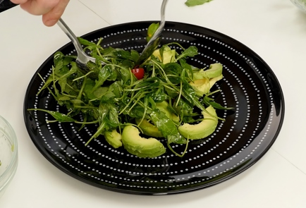Фото шага рецепта Салат из авокадо с руколой и кунжутом 126295 шаг 4  